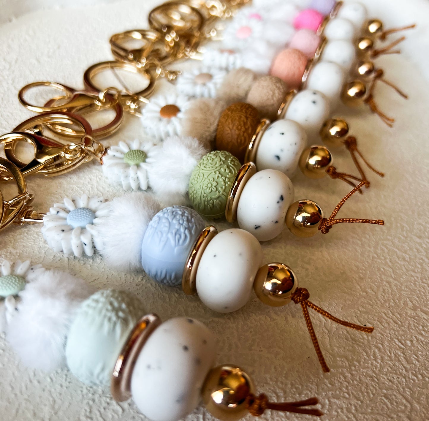 Fluffy Speckled Daisy Keychain